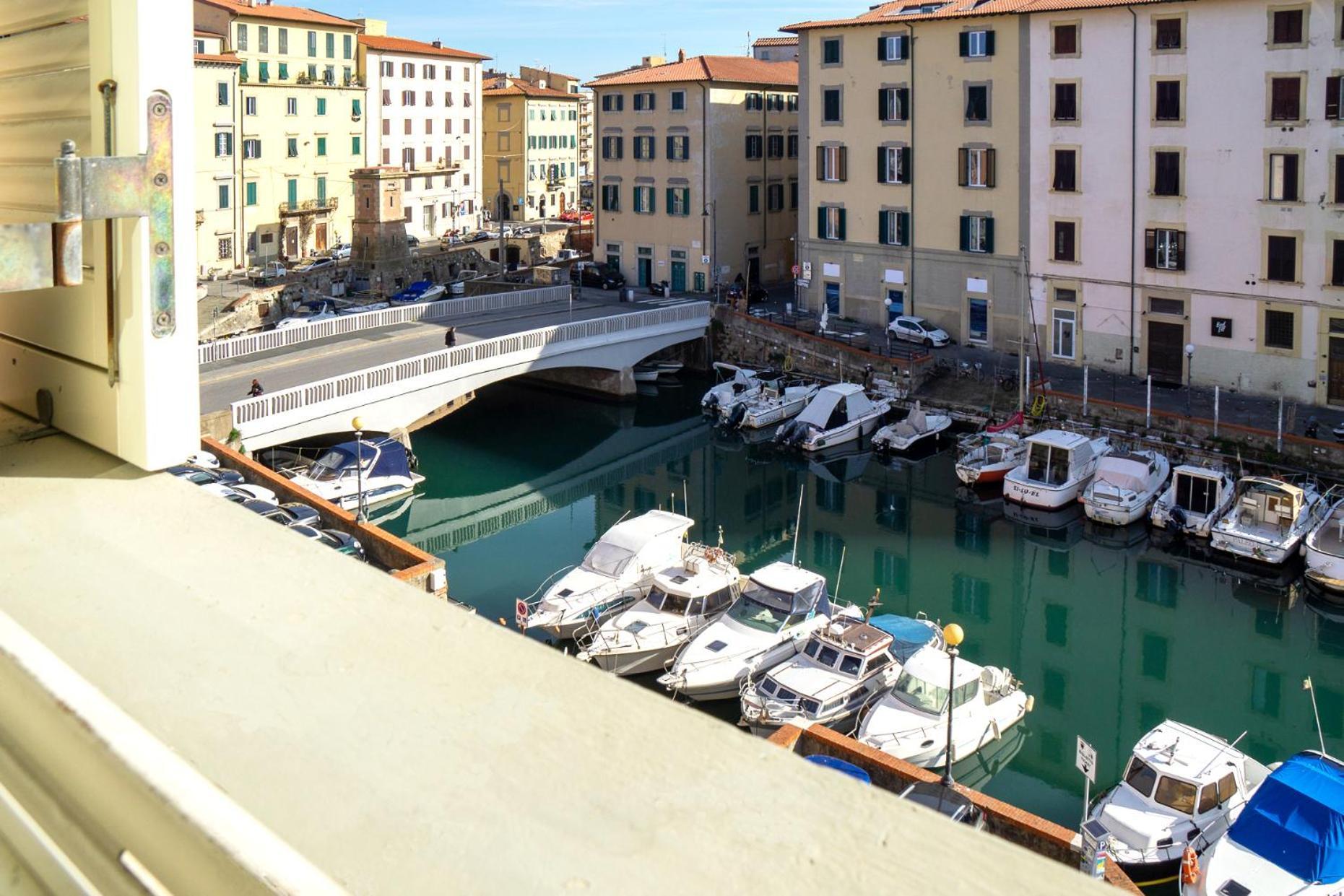Near The Port-Elegante Appartamento Con Vista Sui Canali 利沃诺 外观 照片