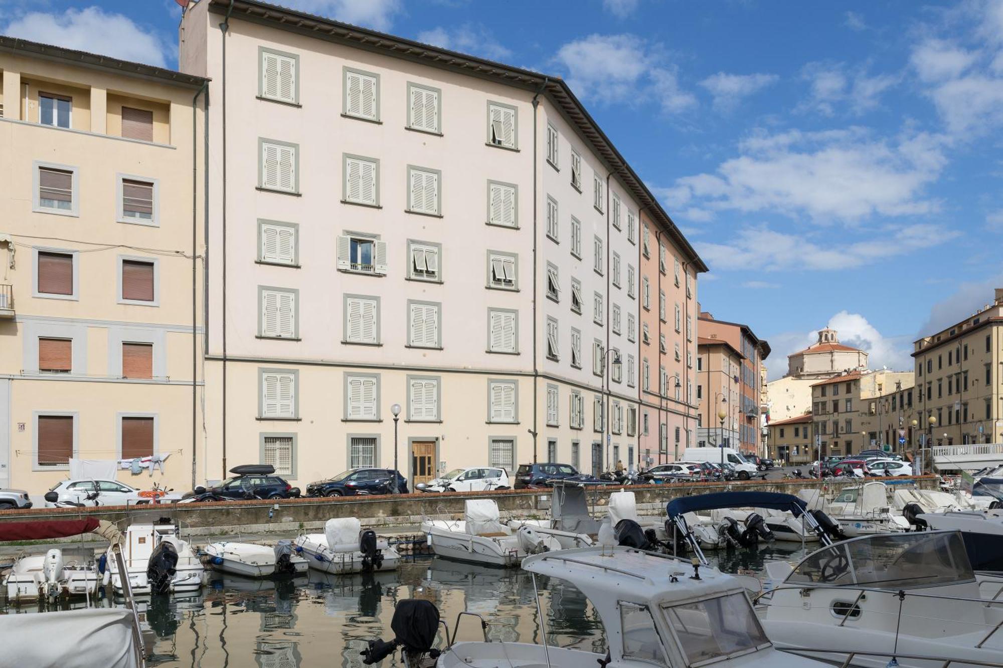 Near The Port-Elegante Appartamento Con Vista Sui Canali 利沃诺 外观 照片