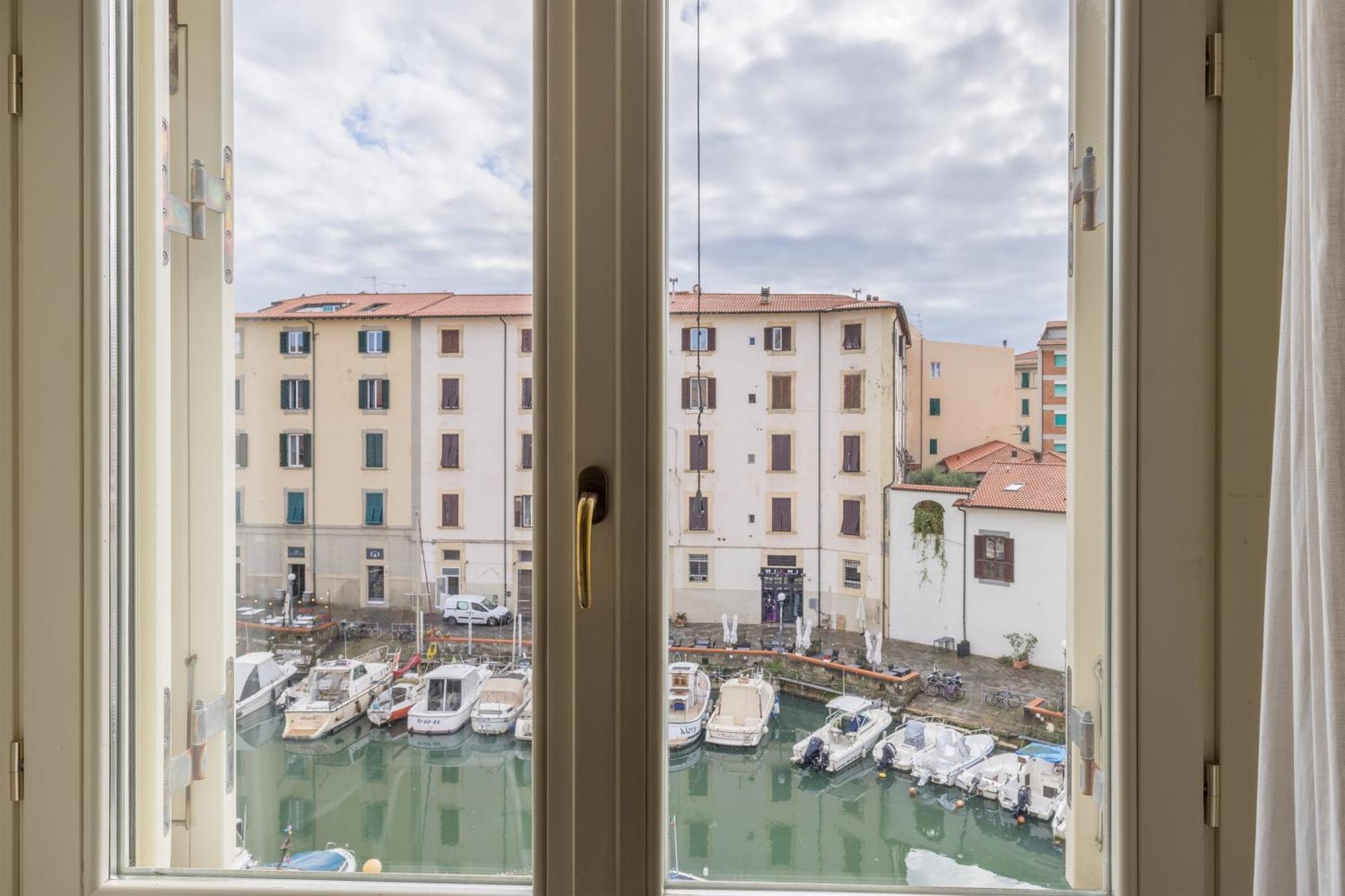 Near The Port-Elegante Appartamento Con Vista Sui Canali 利沃诺 外观 照片
